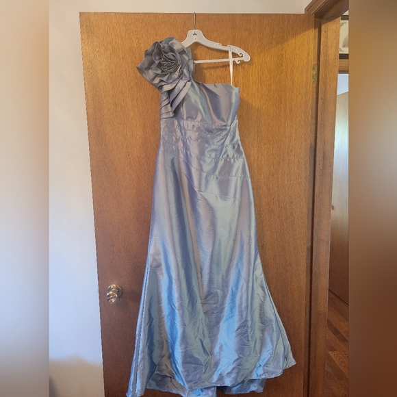 One Shoulder Gown - Picture 1 of 4
